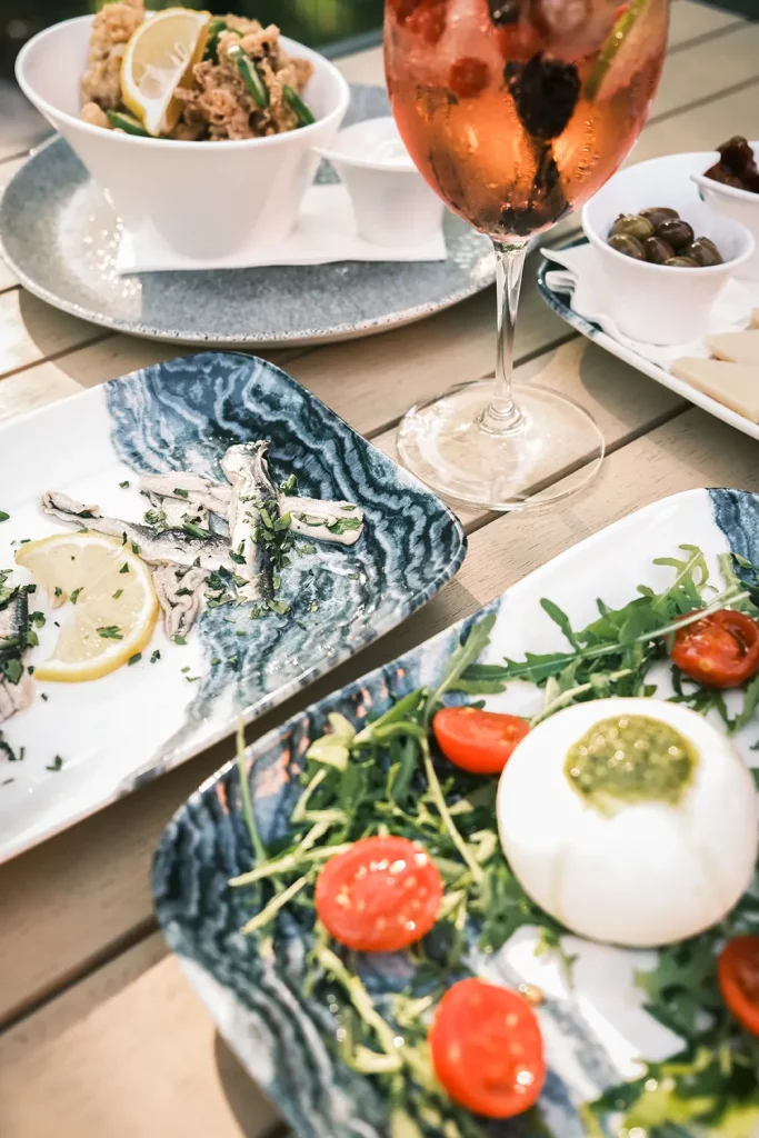Tisch mit mediterranem Essen, Barfood, Drinks