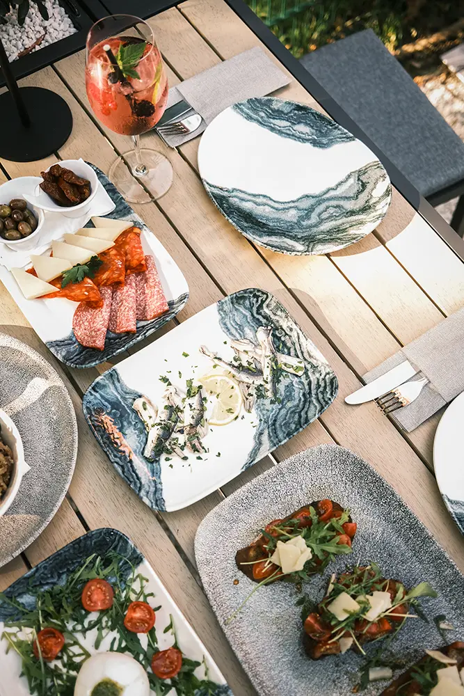 Tisch mit mediterranem Essen