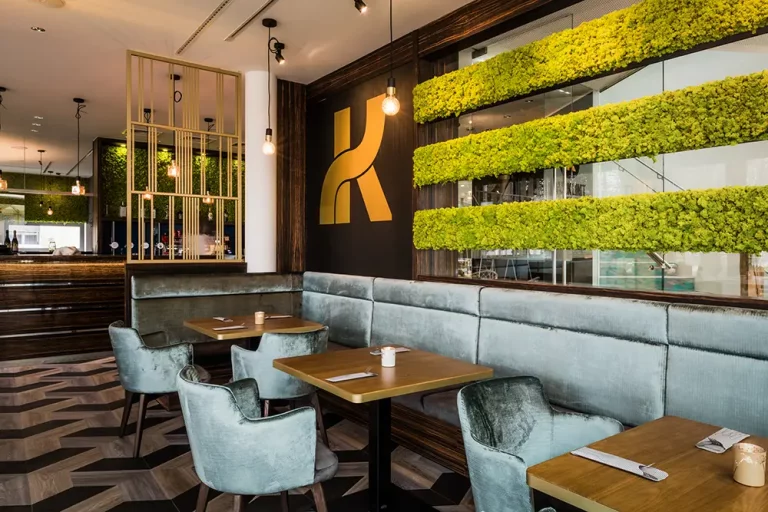 Bar und Tische im Restaurant Das Klimt