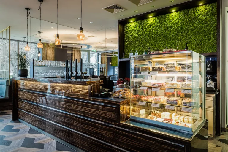 Die Bar mit Kuchenvitrine im Restaurant Das Klimt