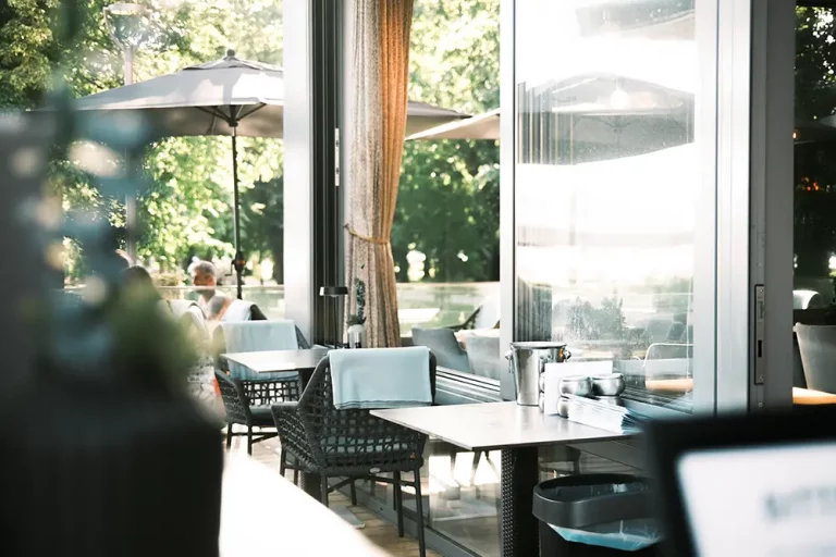 Schattige Terasse mit Seeblick am Attersee